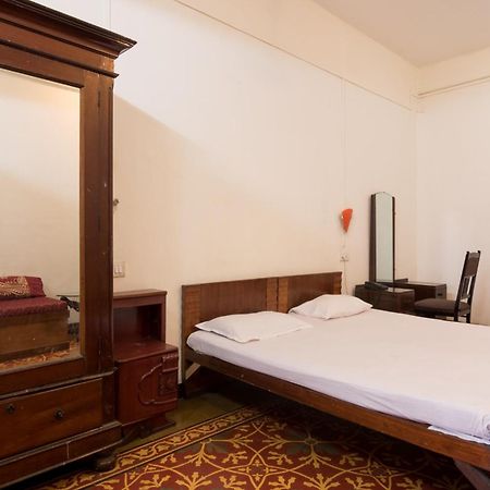 Bed And Breakfast At Colaba Bombaim Exterior foto